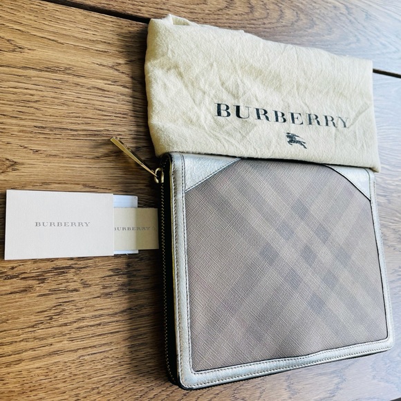 Burberry Other - BURBERRY
Case